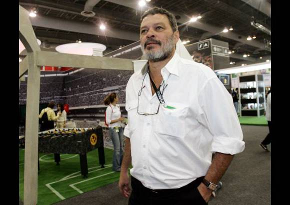 AP - S&#243;crates Brasileiro Sampaio de Sousa Vieira de Oliveira era reconocido por su elegancia en el terreno de juego y su involucramiento profundo en la pol&#237;tica brasile&#241;a.