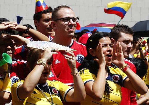 FOTOS JAIME P&#201;REZ - A muchos, en medio del nerviosismo, se les ve&#237;a llevar los dedos a la boca para comerse las u&#241;as.