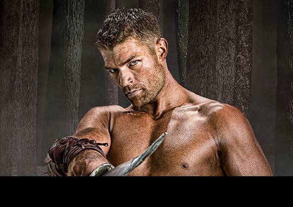 Cortes&#237;a starz.com - Spartacus (Liam McIntyre): es un soldado que como castigo por haber desafiado al comandante Claudius Glaber, es sentenciado a morir en la arena, pero mata a cuatro gladiadores y sobrevive, por lo que conmutan su sentencia y se convierte en esclavo. Spartacus logra huir y buscar&#225; vengarse de Claudius Glaber.