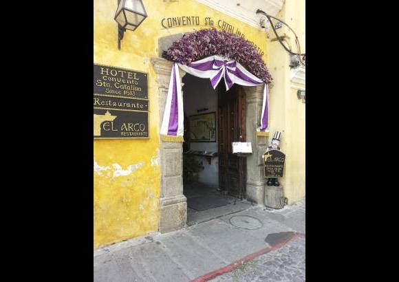 Juan Felipe Quintero - La gastronomía, incluyendo el buen vino de todos los orígenes, tiene gran protagonismo. Se mezclan con un menú criollo que se basa en tortillas.