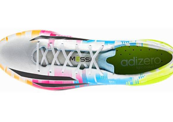 FOTOS CORTES&#205;A - Adidas ya produjo unos zapatos para la estrella de la NBA Derrick Rose, de los Chicago Bulls, con un estilo muy parecido a los nuevos F50 de Messi.