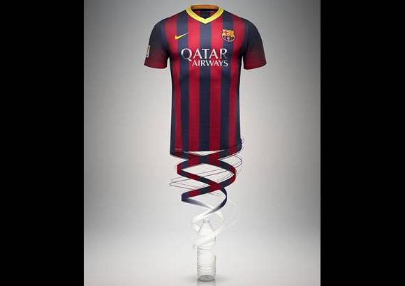 FOTOS NIKE - El primer uniforme, que sale a la venta este 24 de mayo, recupera las tradicionales rayas despu&#233;s de haberlas cambiado por una sola.