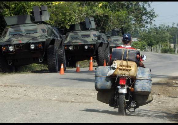 JAIME P&#201;REZ - Pasan los contrabandistas al paso del Ej&#233;rcito en El Catatumbo.
