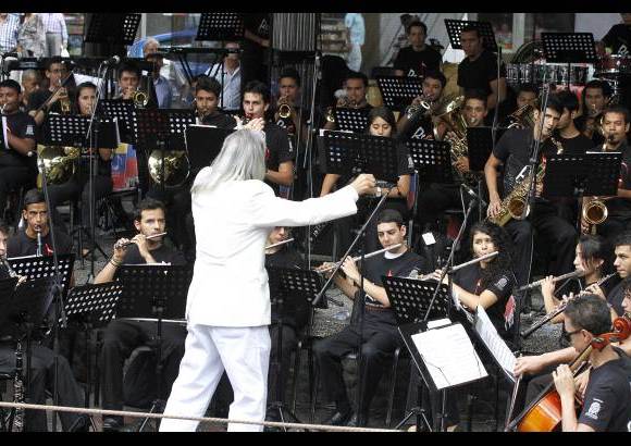 - La dirección de los jóvenes músicos estuvo a cargo del maestro Marco Antonioo Castro, director de la Orquesta Sinfónica de la Universidad de Antioquia. Castro lleva 38 años dirigiendo las retretas.