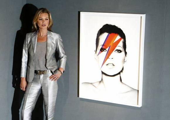 Reuters - La modelo Kate Moss posa en la presentaci&#243;n de la subasta a su nombre que tendr&#225; la casa Christie.