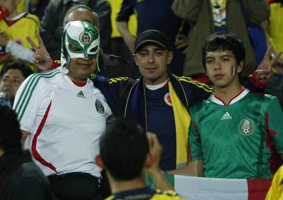 Reuters - Fiesta y camarader&#237;a en las tribunas, como se debe vivir el f&#250;tbol.