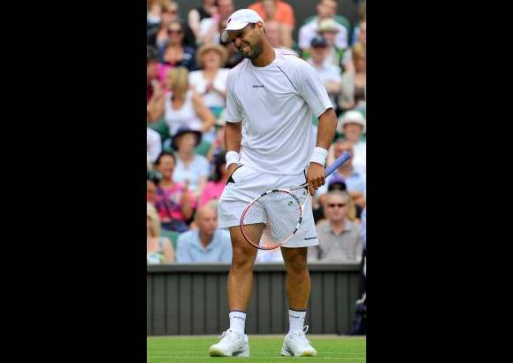 Reuters - El colombiano Alejandro Falla cayó ante Roger Federer en un partido vibrante en el debut de ambos en el torneo de Wimbledon.