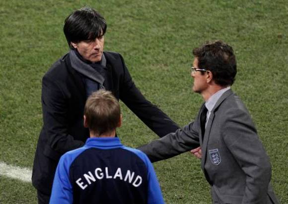 AP - Fabio Capello (der.), t&#233;cnico de Inglaterra, dijo despu&#233;s de la derrota que no renunciar&#225;, pero que dentro de poco discutir&#225; su futuro con el presidente de la asociaci&#243;n de f&#250;tbol ingl&#233;s. Capello tom&#243; el cargo en enero del 2008. El t&#233;cnico de Alemania, Joachim Loew (izq.), elogi&#243; a su joven equipo tras la magn&#237;fica goleada.