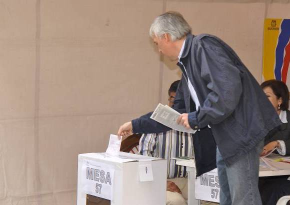 Colprensa - El alcalde de Bogot�, Samuel Moreno Rojas vot� en la mesa 57, de Altos dignatarios.