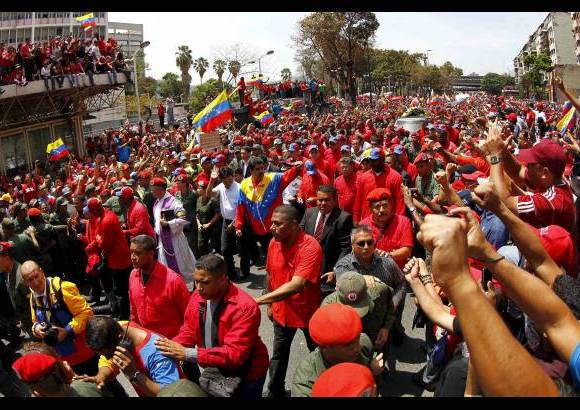 AP - La gente le envi&#243; diversos mensajes de apoyo al Ejecutivo venezolano.