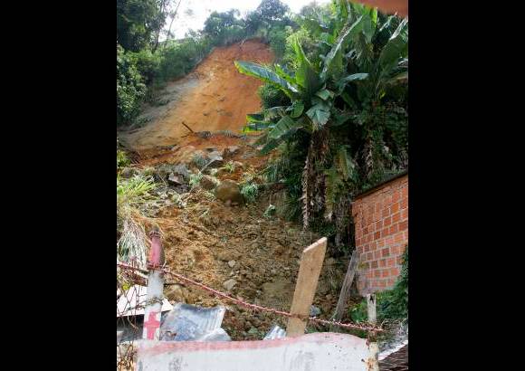 Esteban Vanegas - El fuerte aguacero que cay&#243; sobre Medell&#237;n en las &#250;ltimas horas, ya deja sus primeras consecuencias, especialmente en la Comuna 13.