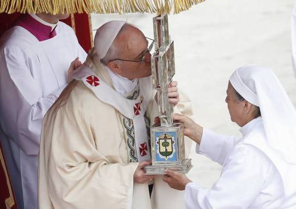 Reuters - El Papa Bergoglio agreg&#243; que tambi&#233;n hoy las hijas espirituales de Laura Montoya viven y llevan el Evangelio a los lugares m&#225;s rec&#243;nditos y necesitados, &quot;como una especie de vanguardia de la Iglesia&quot;.