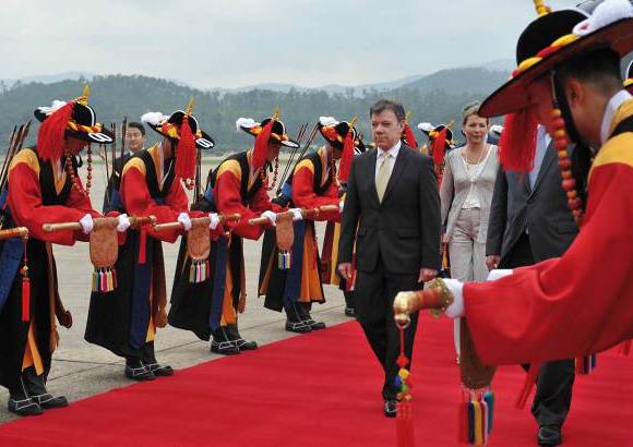 - Con honores fue recibido el presidente de la Rep&#250;blica, Juan Manuel Santos, junto con su esposa Mar&#237;a Clemencia Rodr&#237;guez a su arribo a la base militar de Seongnam en Se&#250;l.
