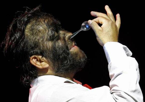 Reuters - Jesús Aceves, quien tiene hipertricosis, que es una condición de la piel donde una cantidad anormal de cabello empieza a crecer por el cuerpo, se inserta una cuchara por la nariz durante un ensayo para el Circo de los Horrores en el Teatro Churchill en Bromley, en Londres.