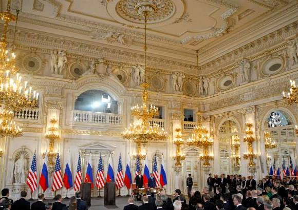 AP - El presidente de E.U., Barack Obama, y el de Rusia, Dmitri Medv&#233;dev, firmaron este jueves el nuevo tratado de reducci&#243;n de armas nucleares que sustituir&#225; al Start, que expir&#243; en diciembre, y que limita a 1.550 las cabezas at&#243;micas para sus respectivos pa&#237;ses.