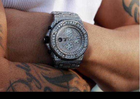 David S&#225;nchez - Un reloj en acero, adornado con brillantes, tiene Wisin.