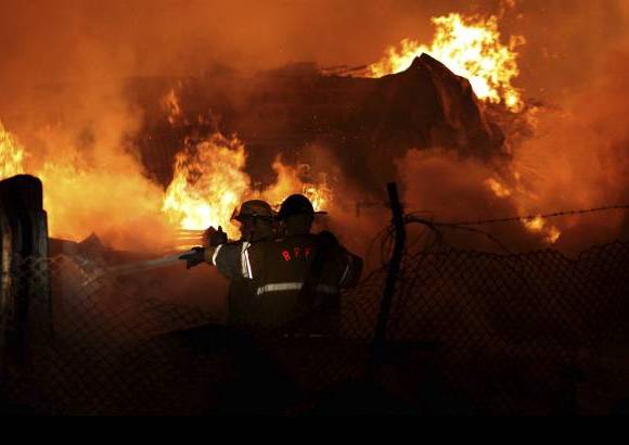 Manuel Saldarriaga - El incendio se presentó en la madrugada de este miércoles en el barrio Primavera del Municipio de Envigado. La conflagración comenzó en un deposito de maderas y las llamas alcanzaron cerca de 30 metros.