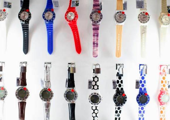Reuters - Adem&#225;s de ser un tel&#233;fono compacto y reloj anal&#243;gico, el Burg Watch llama la atenci&#243;n por su dise&#241;o.