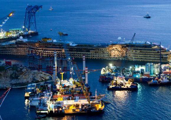 AP - Con el toque de las sirenas, a las 04:00 de la madrugada hora italiana, se anunció el éxito de la operación, pero ahora el problema es cómo será reflotado y dónde será trasladado para su desguace.