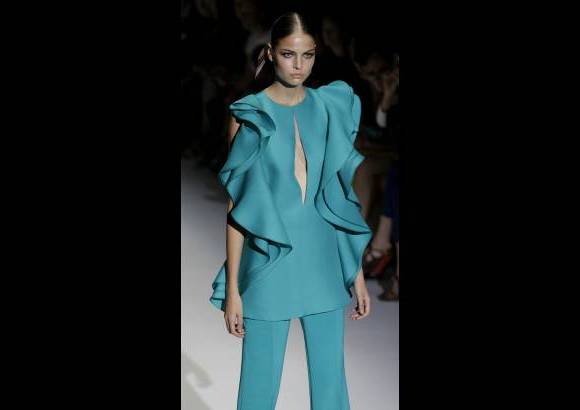 Foto Reuters - La compa&#241;&#237;a de art&#237;culos de lujo Gucci present&#243; su nueva colecci&#243;n, en la Semana de la Moda de Mil&#225;n, Italia. Una propuesta con colores fuertes, vibrantes y energ&#233;ticos.
