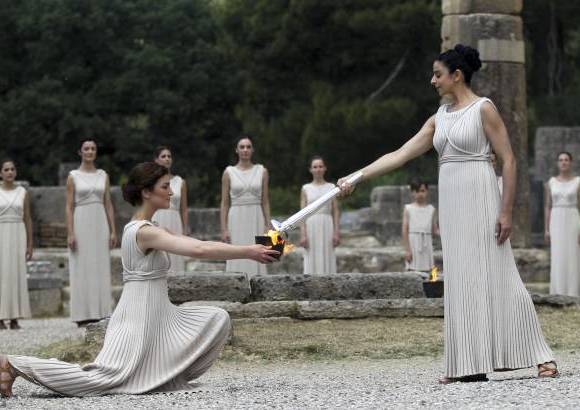 Foto Reuters - &quot;Cuando gente de nacionalidad, de color de piel y de religiones distintas llevan la antorcha ol&#237;mpica nos recuerdan que lo que une a los pueblos es mucho m&#225;s de lo que los divide&quot;, a&#241;adi&#243;.