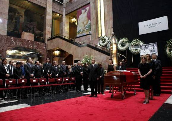Foto Reuters - &quot;Mi querido don Carlos: ni su pensamiento, ni sus libros, ni su cr&#237;tica morir&#225;n jam&#225;s&quot;, expres&#243; emocionado el gobernante, quien asegur&#243; que el escritor seguir&#225; viviendo &quot;en su palabra, en varias generaciones de mexicanos&quot;.