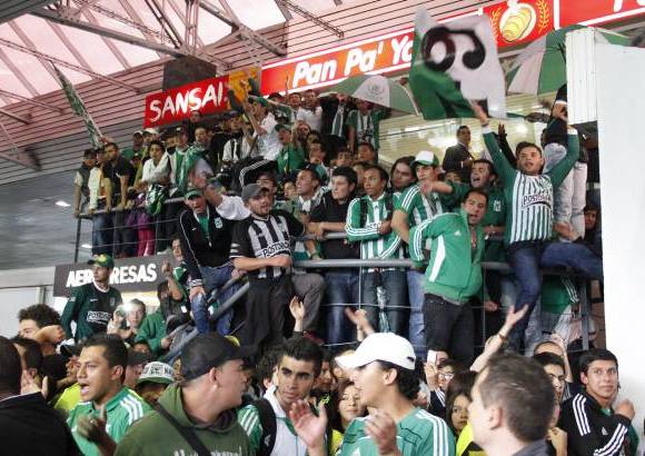 Colprensa - Con canciones como Nacional el orgullo de Bogot&#225;, es local en la capital y cada domingo te aliento y m&#225;s te quiero, animaron a un conjunto que arrib&#243; un poco m&#225;s tarde de lo esperado.