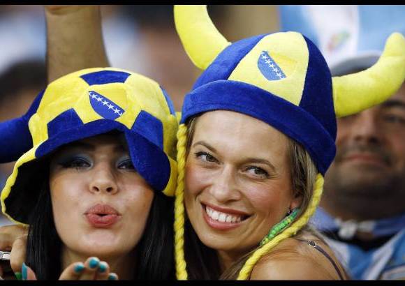 AP - Los hinchas de todos los equipos exhiben sus mejores sombreros.