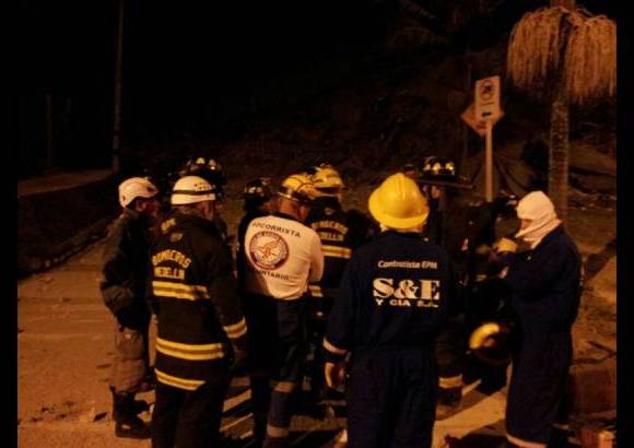 Cortes&#237;a - Habitantes de la unidad residencial aseguraron que la compa&#241;&#237;a CDO, constructora del edificio, no permiti&#243; que se desalojara la torre 5, pese al evidente peligro.