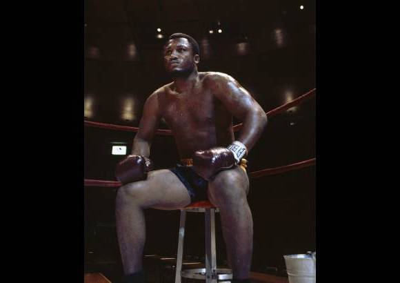 AP - Frazier apenas pesaba 205 libras cuando se coron&#243; campe&#243;n al noquear a Jimmy Ellis en el quinto asalto en el Garden en 1970.
