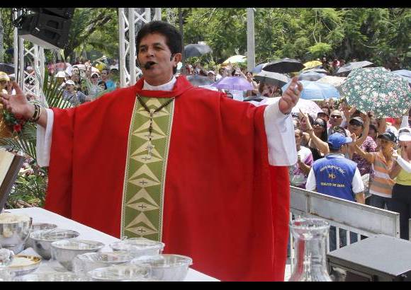 R&#243;binson S&#225;enz - El padre Nevardo Cata&#241;o encabez&#243; la procesi&#243;n de Domingo de Ramos que lleg&#243; al Parque de Banderas en el sector de la Unidad Deportiva Atanasio Girardot.