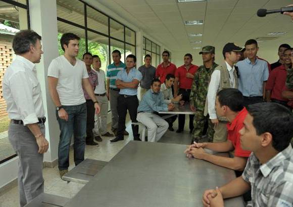 Presidencia de la Rep&#250;blica - Al acompa&#241;ar a su hijo Esteban en su primer d&#237;a como soldado, el presidente Juan Manuel Santos record&#243; a los nuevos reclutas que la paz es la victoria.