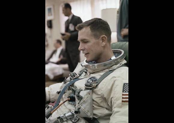 AP - Esta foto fue tomada al astronauta, nacido en Ohio, Estados Unidos en 1930, en la sesi&#243;n de preparaci&#243;n de la misi&#243;n Gemini VIII.