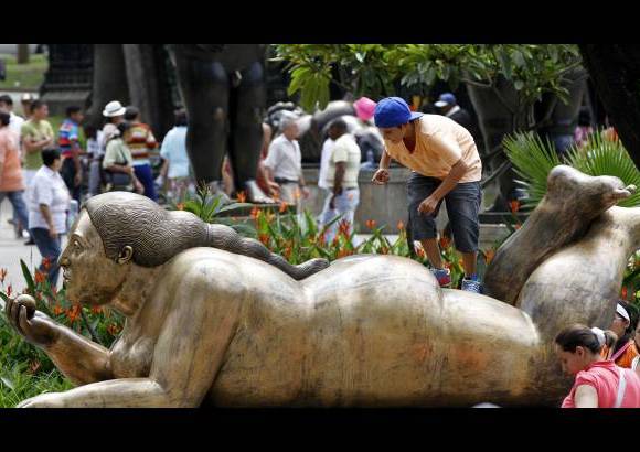 FOTO EL COLOMBIANO - El Parque de las Esculturas se convirti&#243; en referente cultural y tur&#237;stico de Medell&#237;n, y en ejemplo de recuperaci&#243;n social. Las esculturas est&#225;n en a la vista y alcance de todos los visitantes, que suelen tomarse fotos al lado de los &quot;gordos&quot; de Botero.