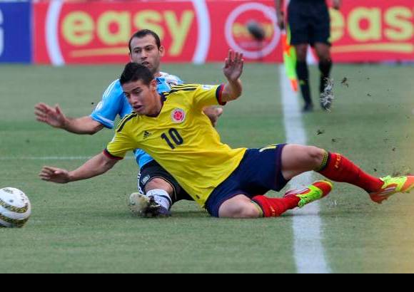 Juan Antonio Sánchez - James Rodríguez, Jackson Martínez y Adrián Ramos no tuvieron mayor trascendencia en la ofensiva frente a la defensa argentina. Esta se mantuvo firme pese a que perdió a los 33 minutos Burdisso tras un violento choque con Rodríguez.