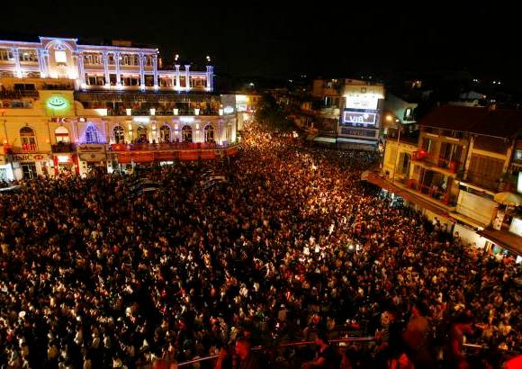 Reuters - Unas 50.000 personas, muchas ondeando banderas comunistas de rojo y oro, formaron vallas sobre la ruta del desfile.