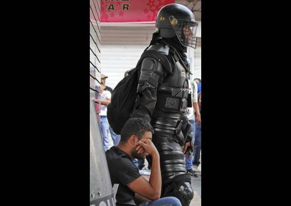 Esteban Vanegas - Con el fin de dispersar a los manifestantes, las autoridades lanzaron granadas aturdidoras.