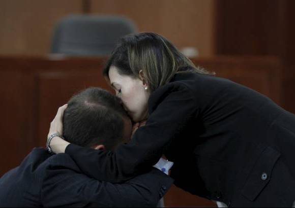 Colprensa - "Si yo me muero ya se resuelve el tema porque ya no existo y si no existo no puedo hablar con nadie. Se conjura para siempre el riesgo de obstruir a la justicia aun cuando apenas estoy empezando a defenderme", agregó.