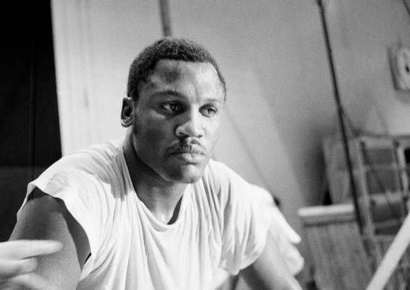 AP - Smokin Joe fue un peleador peque&#241;o pero feroz, que agobiaba a sus oponentes con un caudal de golpes, incluyendo su famoso gancho de izquierda.