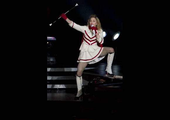AP - A sus 54 a&#241;os, Madonna protagoniz&#243; ante m&#225;s de 30.000 personas un derroche de energ&#237;a en el que dos ideas, lo profano y lo divino, y dos religiones, juda&#237;smo y cristianismo, se entrelazaban constantemente en una mezcla de cine, m&#250;sica y coreograf&#237;a.
