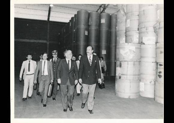 Archivo - Con Belisario Betancur en la sede del peri&#243;dico El Colombiano.