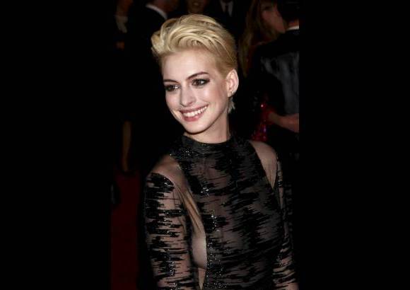 Reuters - La inauguración contó con la presencia de actores y actrices con apariencia punk. En la foto, Anne Hathaway.