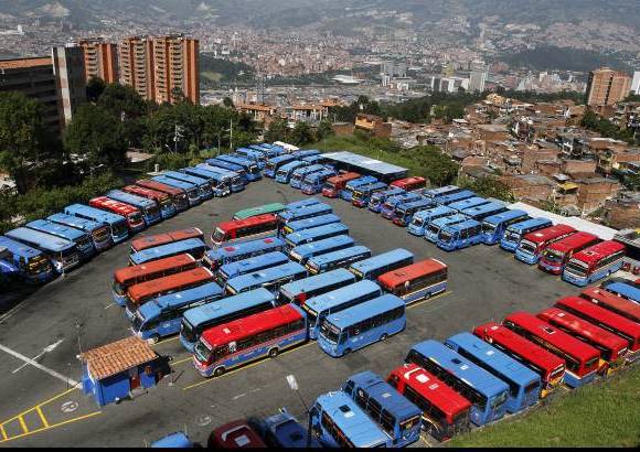Foto R&#243;binson S&#225;enz - Cerca de 220 buses que cubren varias de las rutas del sector de Robledo se sumaron este lunes a la jornada de paro que adelantan los transportadores en la capital antioque&#241;a.