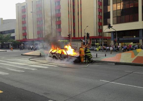 Rubén Tangarife - El incendio de un vehículo paralizó durante varios minutos el tráfico por la Avenida Oriental en Medellín.