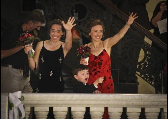 AP - Margaret Miles, de vestido de negro a la izquierda, y Cathy Ten Broeke, a la derecha fue la primera pareja del mismo sexo que contrajo matrimonio en Minneapolis.