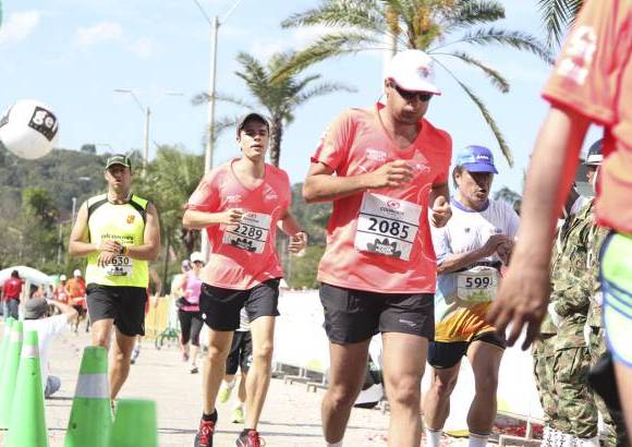 Esteban Jaramillo y Sebasti&#225;n Salazar - M&#225;s de 10 mil competidores se dieron cita en esta hist&#243;rica cita deportiva que se corr&#237;a en las modalidades de 5, 10, 21 y 42 kil&#243;metros.