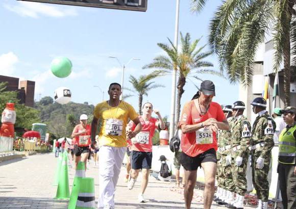 Esteban Jaramillo y Sebasti&#225;n Salazar - M&#225;s de 10 mil competidores se dieron cita en esta hist&#243;rica cita deportiva que se corr&#237;a en las modalidades de 5, 10, 21 y 42 kil&#243;metros.