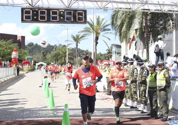 Esteban Jaramillo y Sebasti&#225;n Salazar - M&#225;s de 10 mil competidores se dieron cita en esta hist&#243;rica cita deportiva que se corr&#237;a en las modalidades de 5, 10, 21 y 42 kil&#243;metros.