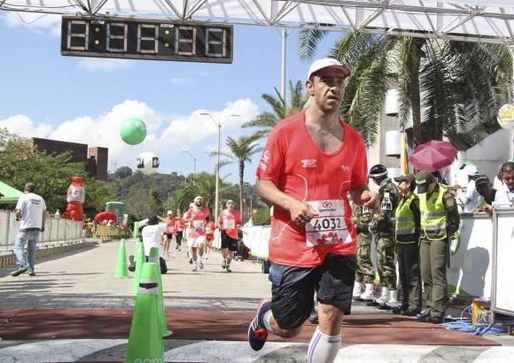 Esteban Jaramillo y Sebasti&#225;n Salazar - M&#225;s de 10 mil competidores se dieron cita en esta hist&#243;rica cita deportiva que se corr&#237;a en las modalidades de 5, 10, 21 y 42 kil&#243;metros.