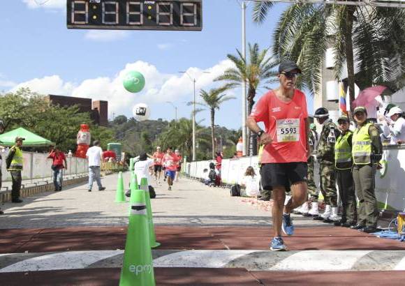 Esteban Jaramillo y Sebasti&#225;n Salazar - M&#225;s de 10 mil competidores se dieron cita en esta hist&#243;rica cita deportiva que se corr&#237;a en las modalidades de 5, 10, 21 y 42 kil&#243;metros.